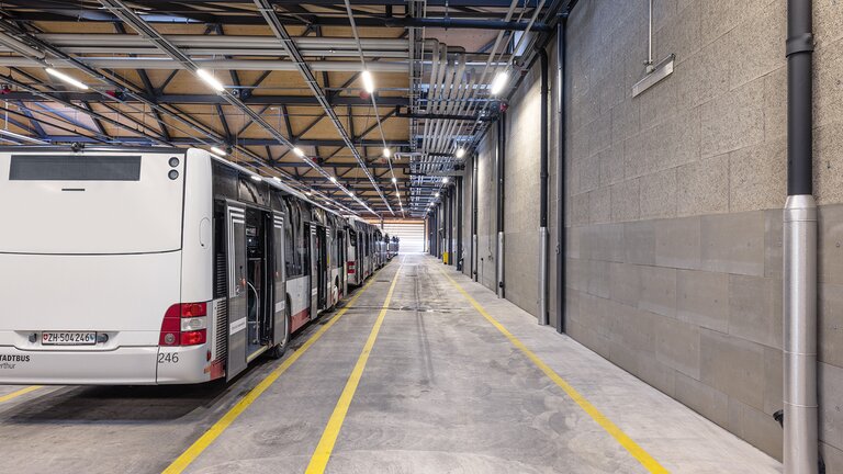 UNITEX L-EPS Platten in einer Halle für den öffentlichen Nahverkehr mit Bussen. Die Platte ist an der Wand befestigt